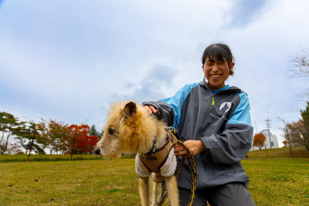 ピースワンコ・ジャパンのスタッフへ、ペットブランド「STANDING ON THE BLUE」がユニフォームを寄贈 6 1J5A1855 1